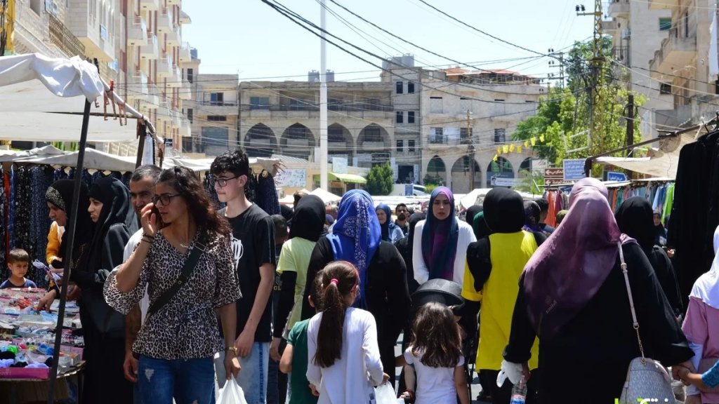 زحمة مغتربين من بلاد الإنتشار في سوق الخميس في بنت جبيل.. لأنو العيد بين الأهل أحلى رغم كل الظروف (صور وفيديو)