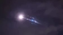 فيديو تم تصويره من ماليزيا يوثق لحظة سقوط حطام الصاروخ الصيني