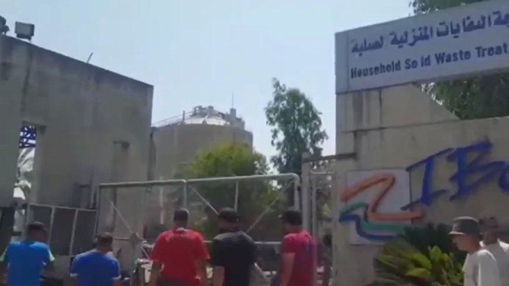 من شأنه أن يعيد أزمة النفايات إلى الواجهة في صيدا.. توقف عمال معمل معالجة النفايات في سينيق عن العمل احتجاجاً على عدم دفع مستحقاتهم!