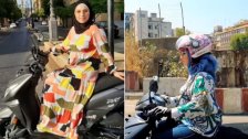 بالصور/ تحدياً للأزمة.. الشابة "رنا" تنقل السيدات إلى أعمالهن باستخدام الدراجة النارية "موتو تاكسي": يُوفرن الوقت والمال