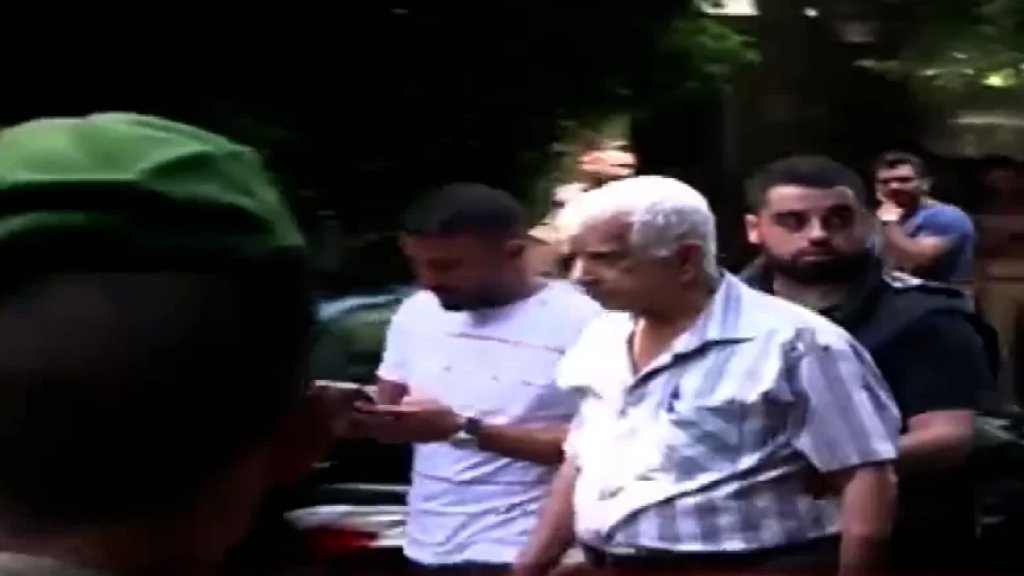 لحظة إخراج أحد الرهائن من المصرف في الحمرا... يعاني من طارئ صحي 