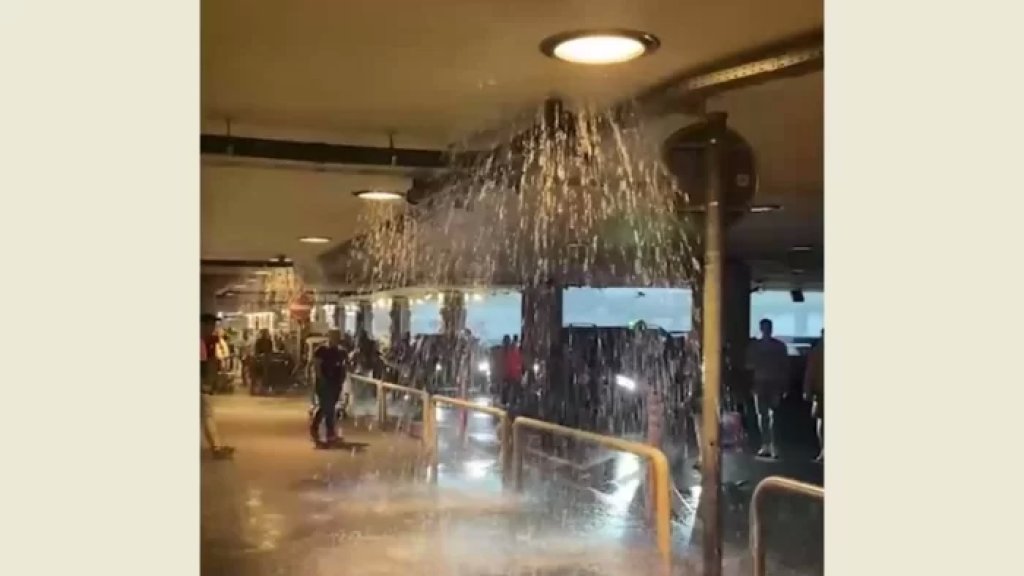 بالفيديو/ وسط دهشة الركاب.. تدفق المياه من سقف مطار جنيف بسبب الأمطار الغزيرة! 