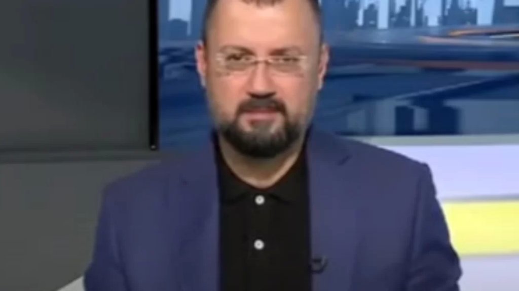 بالفيديو/ لحظة سقوط مذيع عراقي مغشيًا عليه خلال بث مباشر.. ضرب بيده على ركبته قبل أن يقول "لا حول ولا قوة إلا بالله"