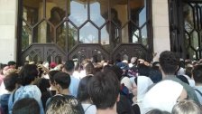 بالفيديو/ اشتباكات بالأيدي وحالات إغماء أثناء بيع تذاكر حفل هاني شاكر في دمشق!
