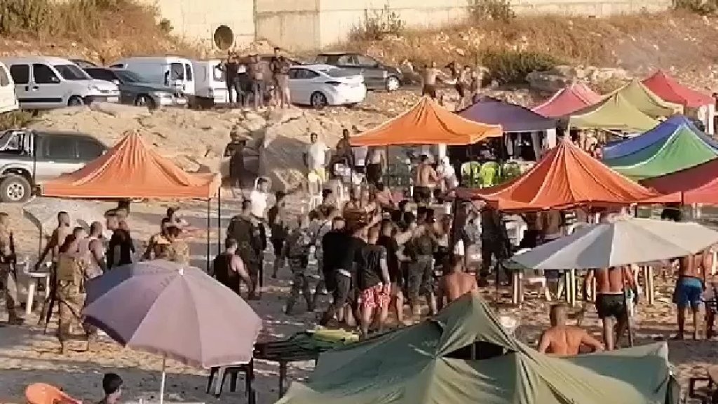 بالفيديو/ اشكال كبير على شاطىء الناقورة تخلله اطلاق نار  وضرب بالسكاكين والجيش يتدخل