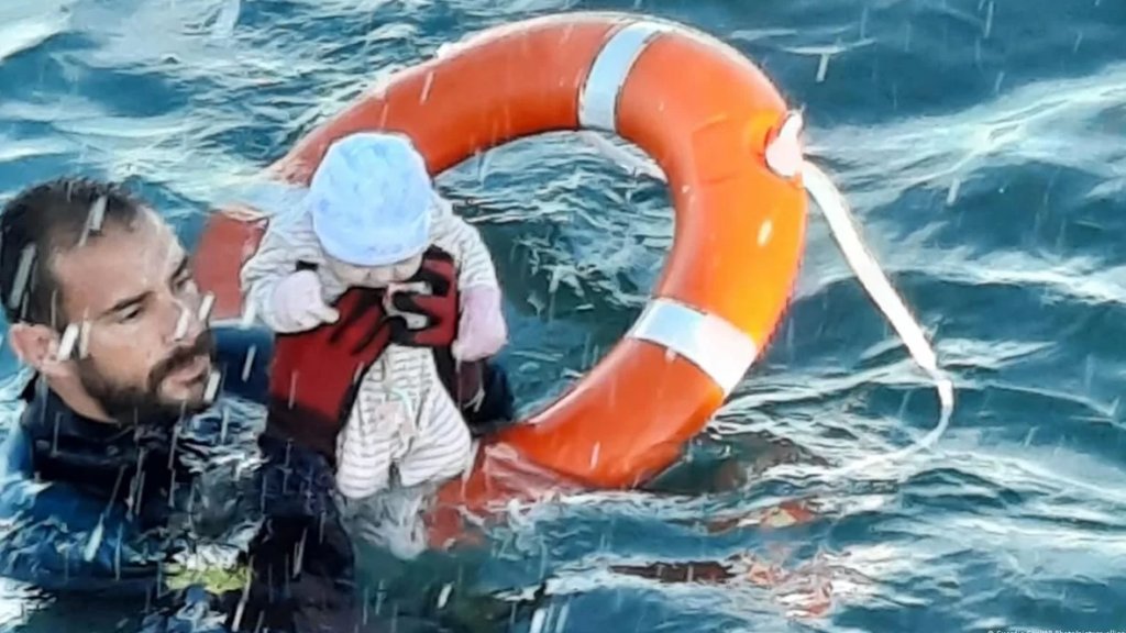 مستخدمون يتناقلون صورة بمزاعم أنّها تظهر "إنقاذ طفل قبالة شواطئ طرطوس".. إلا أنّها تعود لعام 2021!