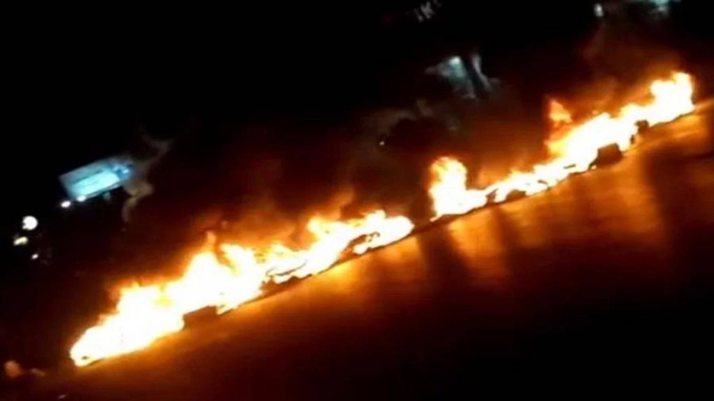 أهالي درب السيم يقطعون الطريق بالإطارات المشتعلة احتجاجاً على تردي الأوضاع المعيشية