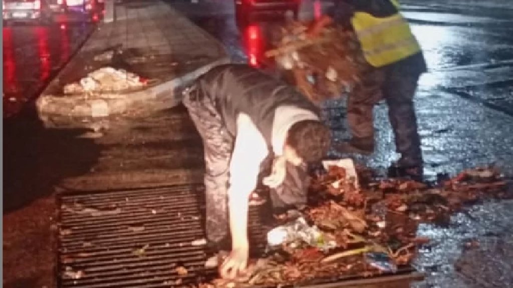 بالفيديو/ الوزير حمية: عمال فرق متعهدي وزارة الاشغال يتحولون هذه الليلة إلى عمال لرفع النفايات...لا تستطيع الوزارة بأن تقوم بدور غيرها 