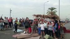 قطع الطريق عند الكورنيش البحري في صيدا احتجاجاً على انقطاع المياه: نضطر لأخذ أولادنا للاغتسال بمياه البحر!