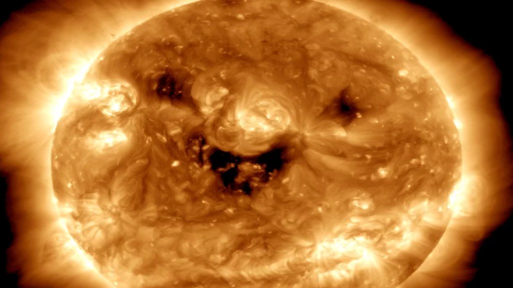 "الشمس تبتسم".. سر هذه الظاهرة الغريبة وناسا تشرح الأمر!