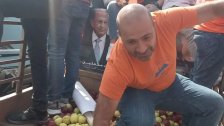 بالصورة/ مناصرو التيار الوطني الحر يوزّعون التّفاح على المارّين على أوتستراد نهر الموت