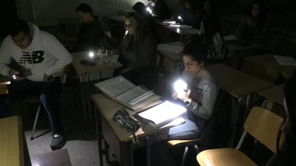 صورة لأحد صفوف الجامعة اللبنانية... "العلم نورٌ"