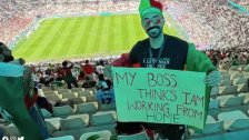  "مديري يعتقد أنني أعمل من المنزل"... لافتة رفعها أحد المشجعين خلال #كأس_العالم_قطر_2022 