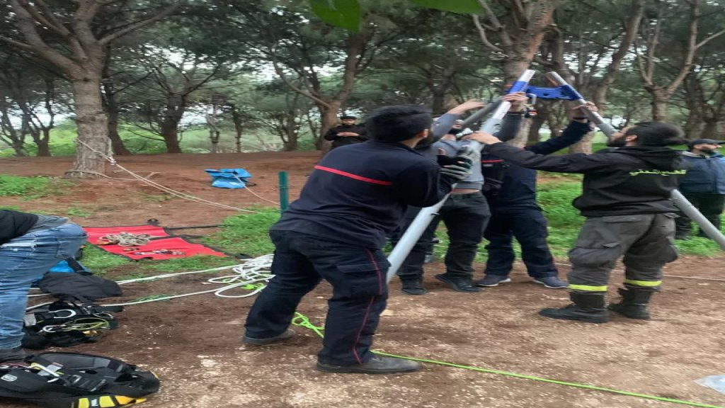 بالفيديو/ إنقاذ مواطنة سقطت في مجرى للمياه في الطيونة-بيروت اثناء ممارستها هواية المشي