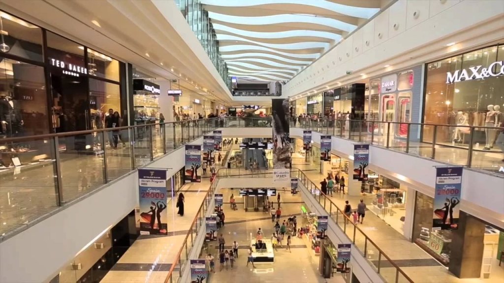 30% من إجمالي القاطنين في البلاد يشغّلون المطاعم والمقاهي والـ&laquo;مولات&raquo;.. أما الباقي فئة مسحوقة بالكامل وفئة على حافة الفقر!