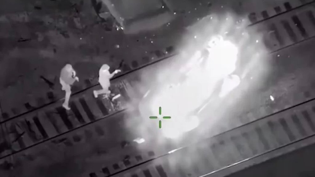 بالفيديو/ سرق سيارة الشرطة لكنه انقلب بها.. والشرطة تنقذه قبل لحظات من مرور قطار!