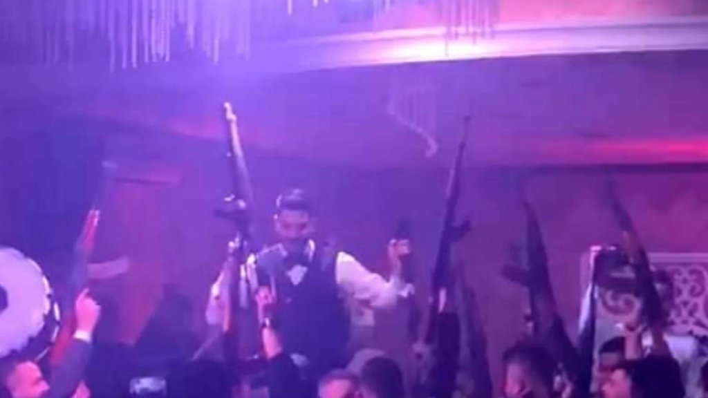 بالفيديو/ زفاف بالسلاح.. ابتهاجًا.. وينية الدولة تنشر: العريس والمدعوون يرقصون بالرشاشات!