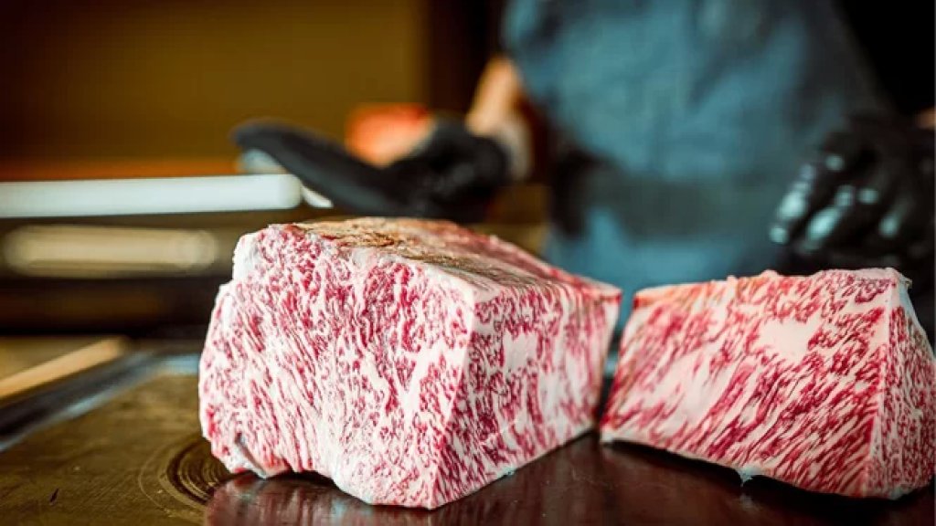 شحنة من 25 كيلوغراماً من لحوم أبقار الـ &laquo;واغيو&raquo; اليابانية وصلت لمطار بيروت.. مسؤول يشتري كيلو اللحم بـ 1000 دولار! (الأخبار)