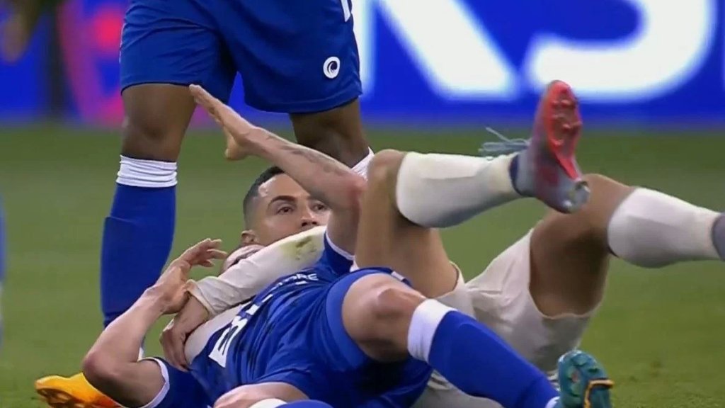 بالفيديو/ وضعوا في الخلفية أغنية الدخول للاعب المصارعة الحرة جون سينا.. الهلال يسخر من رونالدو!