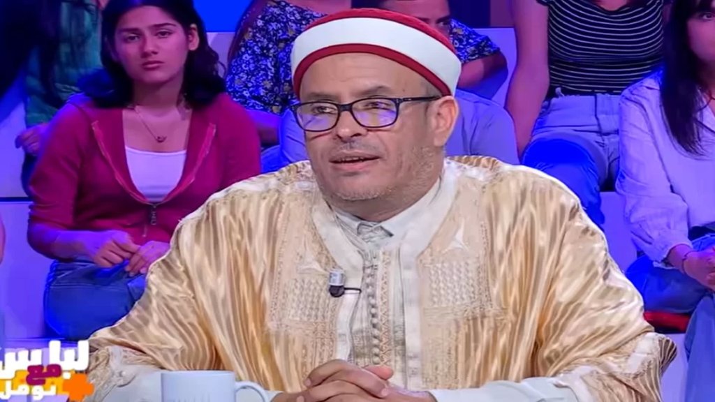 بالفيديو/ شيخ تونسي يثير ضجّة واسعة: "أقنعتُ زوجتي بترك الحجاب"!