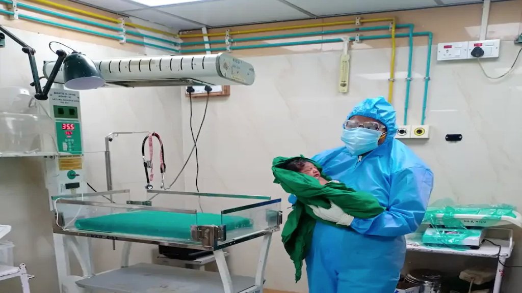 أطباء ينجحون في إجراء عملية جراحية بالمخ لجنين في رحم أمه.. أنقذوه من موت محقَّق!