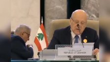 بالفيديو/ بوحبيب يمضغ "العلكة" خلال كلمة لبنان أمام العرب.. وسفير لبنان في السعودية يتدخل!