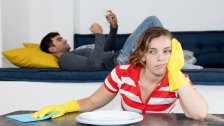لا مفر للرجل في إسبانيا من الطبخ وتنظيف المنزل.. تطبيق حكومي لتقاسم العمل في البيت مع المرأة!