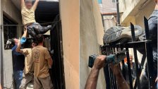 بالصور/ سقوط عامل على بوابة حديد في البرج الشمالي.. والدفاع المدني يقص الحديد ليتمكن من تحرير قدمه!