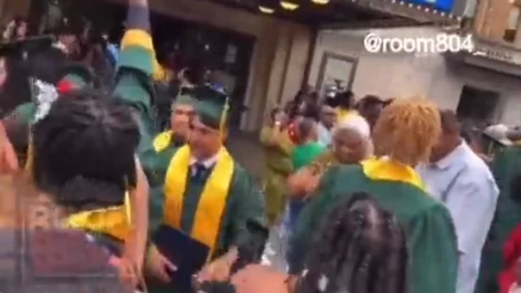 بالفيديو/ لحظات مرعبة عاشها طلاب الثانوي أثناء احتفالهم بتخرجهم في كاليفورنيا.. إطلاق نار يخلّف قتيلين وعدد من الإصابات!