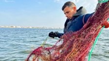  صياد يروي تفاصيل اصطياده جثث وأشلاء مهاجرين غارقين بدلًا من الأسماك.. "وجدتُ جثة طفل.. ما ذنب الطفل؟"