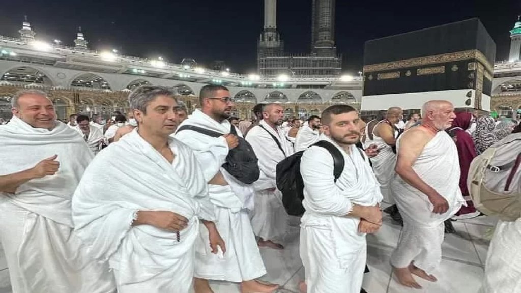 بالصور/ "مراد علمدار" نجم مسلسل وادي الذئاب يؤدي مناسك الحج