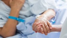 خضعت لجلسة علاج من مرض عضال... رجل يُهرّب زوجته من المستشفى من دون أن يدفع الفاتورة لأنّ لا طاقة له عليها (نداء الوطن)
