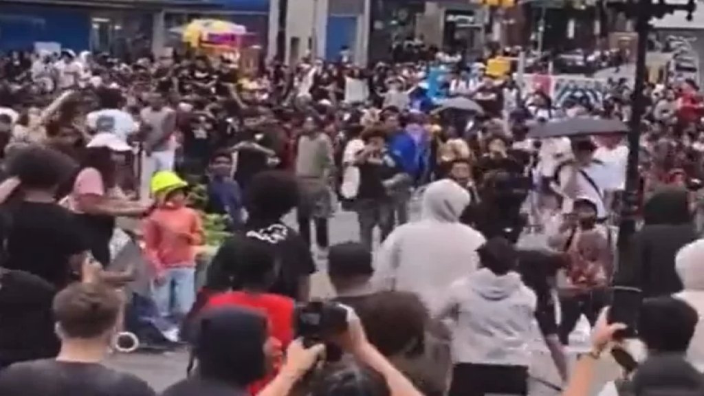 "مؤثر" يشعل فوضى في نيويورك.. وعد متابعيه بهدايا فاندلعت أعمال عنف!