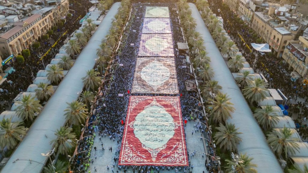 بالصور/ في مشهد مهيب.. أكبر المواكب الحسينية "موكب بني عامر" يرفع آيات من القرآن الكريم في كربلاء