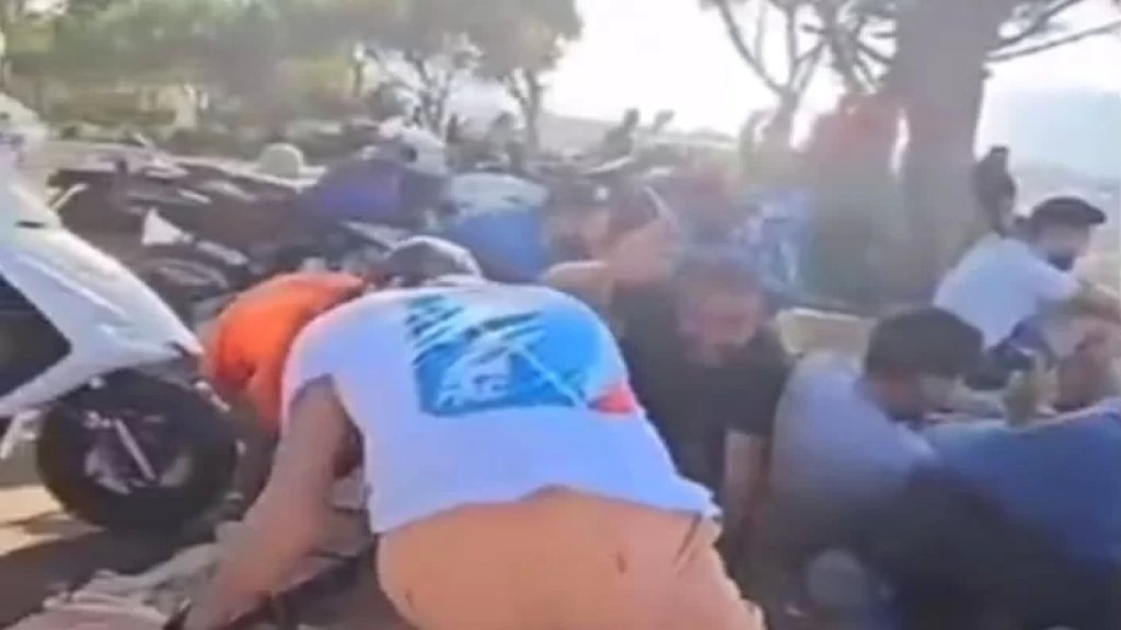 بالفيديو/ وكأنهم يشاهدون إحدى المباريات... هكذا تجمهر بعض الشبان أمس لـ "مشاهدة" اشتباكات عين الحلوة!