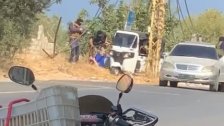 بالفيديو/ في وضح النهار... مسلحون ملثمون إعترضوا مواطن يقود عربة "توك توك" في برقايل-عكّار واطلقوا النار عليه