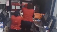 بالفيديو/ بسبب "البطاطس المقلية".. موظفة في مطعم وجبات سريعة تطلق النار على زبون في ولاية فلوريدا الأميركية!
