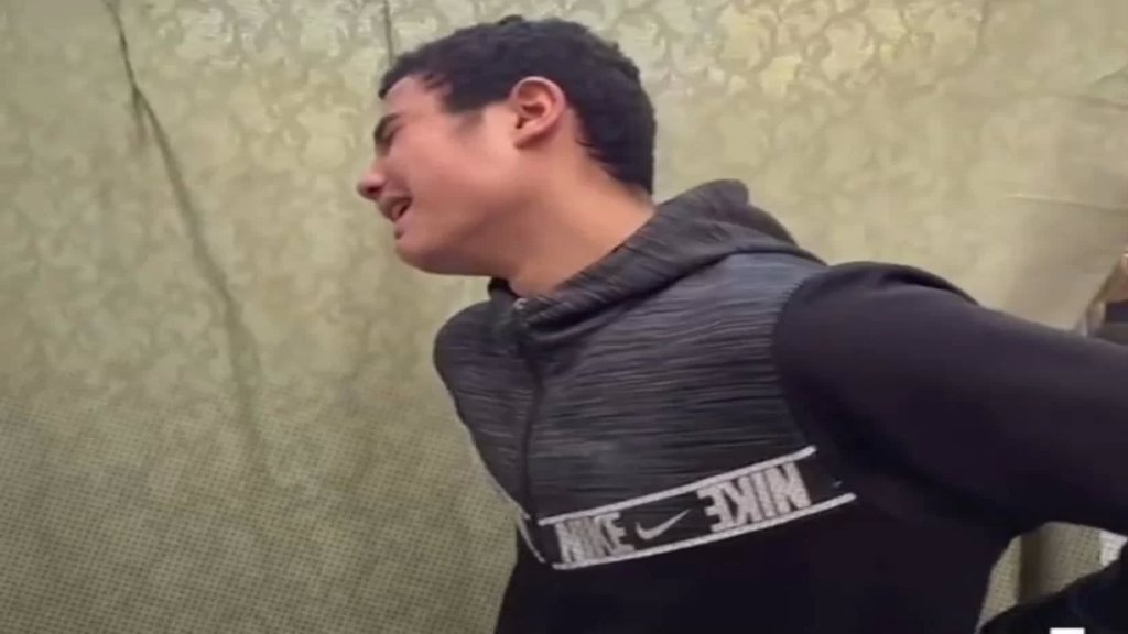 شاب يبكي قريبته الطفلة "جوري"  التي |ستشـ. هدت في قصف "إسر|ئيلي" على منزل برفح صباح اليوم: "كانت تلعب مع البس اليوم"