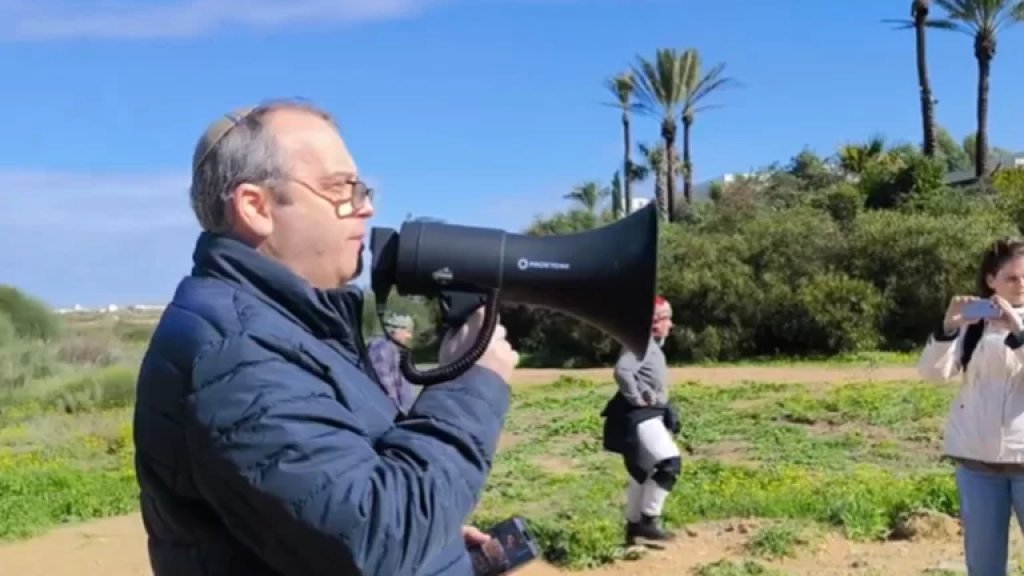 عضو الكنيست الإسرائيلي جلعاد كاريب يتظاهر أمام منزل نتنياهو ويخاطبه عبر مكبر الصوت: "لا تستطيع "إسرائيل" تحمل رئيس وزراء جبان"!