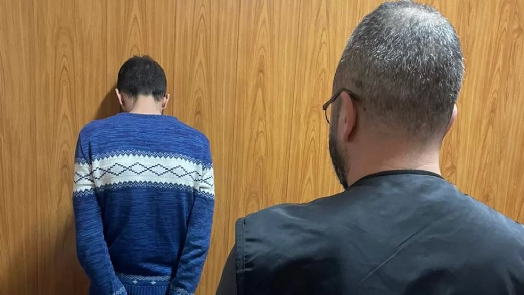 يقوم بتعبئة دواءٍ وهميّ في علب لأدوية تختص بالأمراض المزمنة والغالية الثمن في لبنان ويبيعها للمواطنين بأسعارٍ خياليّة!