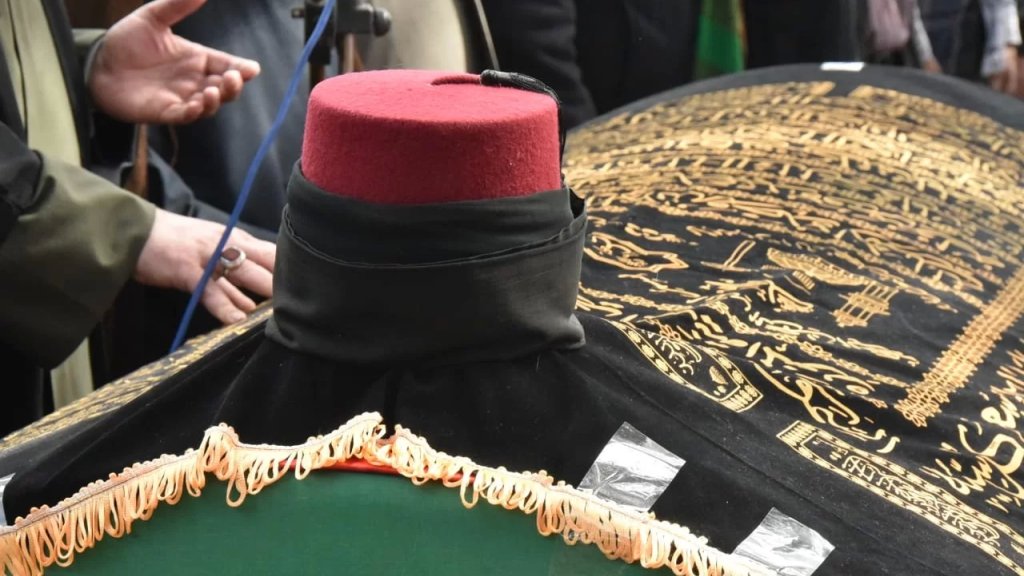 بالصور والفيديو/ ثق بأننا لن نمحوك من أوراق ذاكرتنا.. بعد ما يناهز المئة عام من طاعة الله والصحوة التي بثها في النفوس بنت جبيل تودع سيّدها السيد علي الحكيم