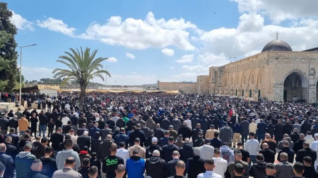 بالصور/  120 ألف مصل أدوا صلاة الجمعة الثانية من شهر رمضان في رحاب المسجد الأقصى 