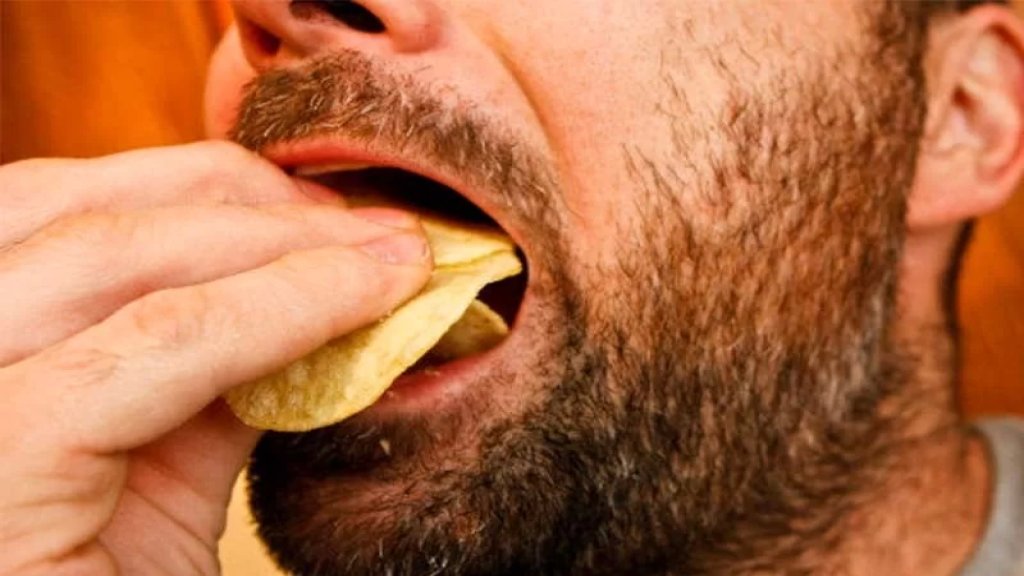 لأنّه يصدر صوتًا مزعجًا للغاية عند الأكل.. إمرأة ترفع دعوى طلاق على زوجها في العراق!