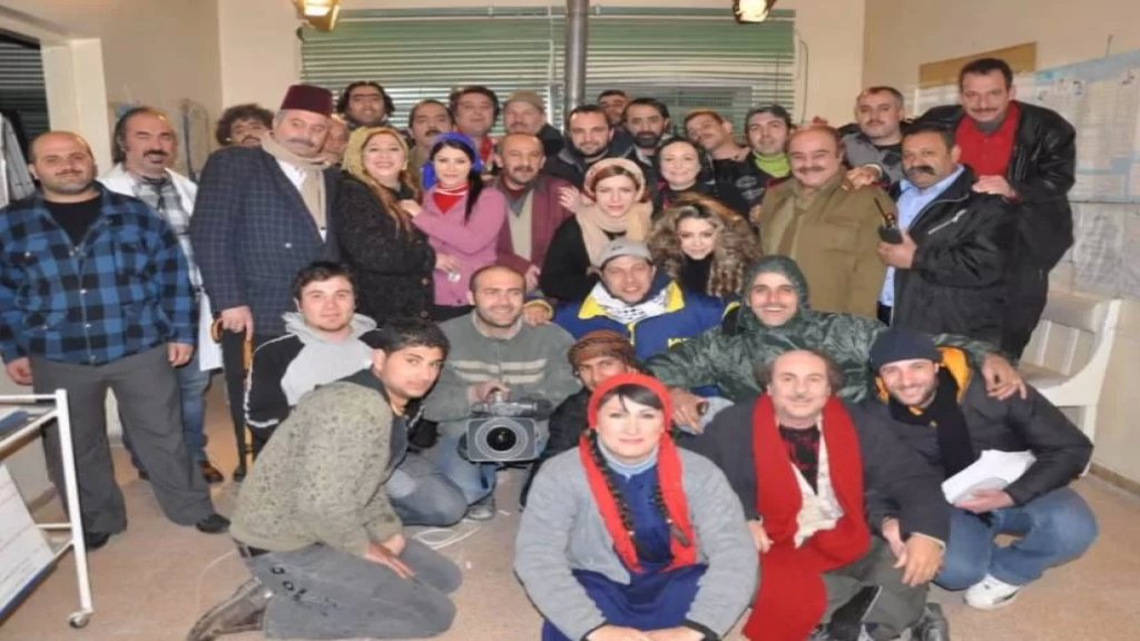 الممثل السوري باسم ياخور يسترجع ذكريات مسلسل "ضيعة ضايعة" بصور نادرة من الكواليس: "17 عاماً مرت تغيرت فيها الحياة بكاملها"