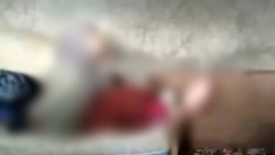 بعد إنتشار فيديو يوثق قيام شخص بجلد طفلة على قدميها... تبين أنه إلتقط في ريف إدلب