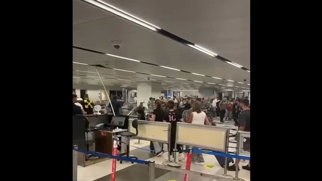 "مشكل" المطار على خلفية "من يمر قبل"! 