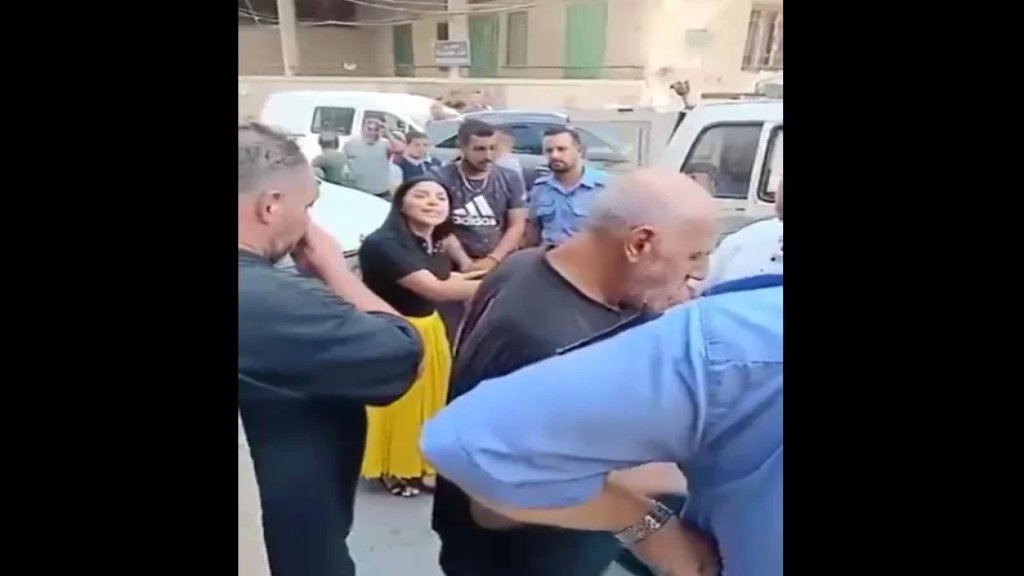 بالفيديو/ إشكال بين كاتبة عدل وعناصر شرطة بلدية طرابلس على خلفية إزالة عوائق حديدية خاصة بموقف سيارتها: "بتنقبر بتطلع على مكتبي وبتستسمحني"