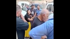 بالفيديو/ إشكال بين كاتبة عدل وعناصر شرطة بلدية طرابلس على خلفية إزالة عوائق حديدية خاصة بموقف سيارتها: "بتنقبر بتطلع على مكتبي وبتستسمحني"