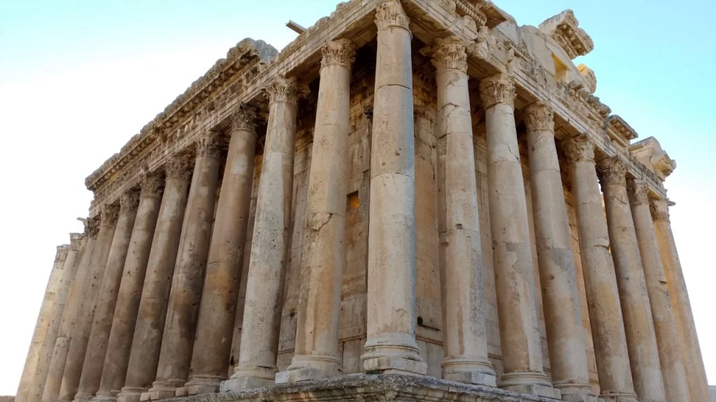 بالصور/ قلعة بعلبك صباح اليوم: لا صحة لما يُروّج عن "مَيلان" او "سقوط" عامود