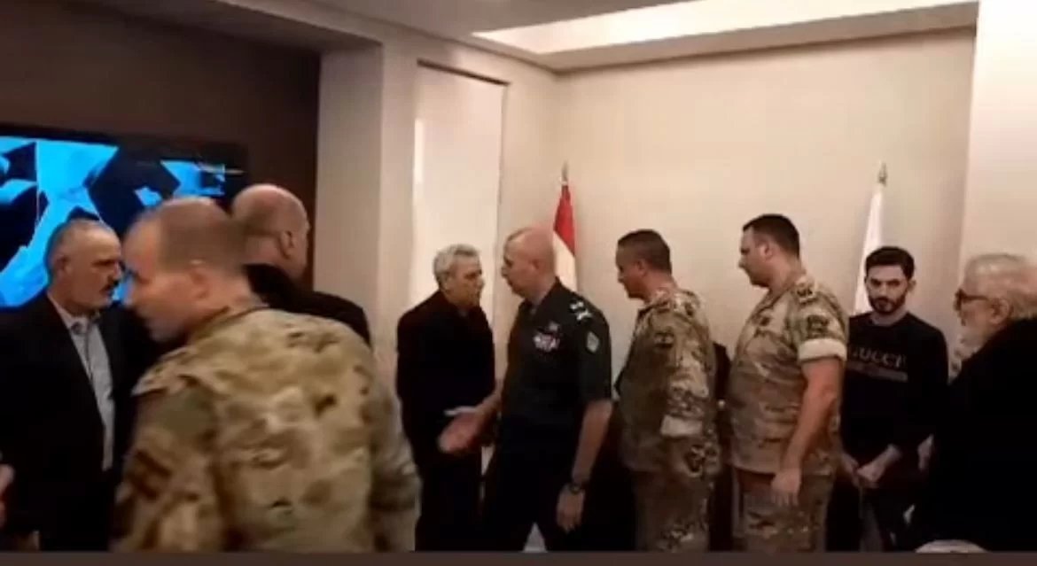 الامين العام لمجلس الدفاع  الأعلى اللواء الركن محمد المصطفى مع وفد من الجيش